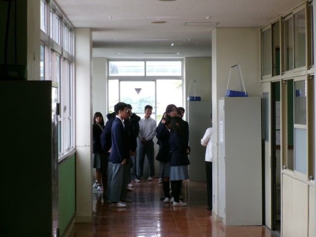 クラスで集合隊形から新幹線の乗車位置まで移動する様子