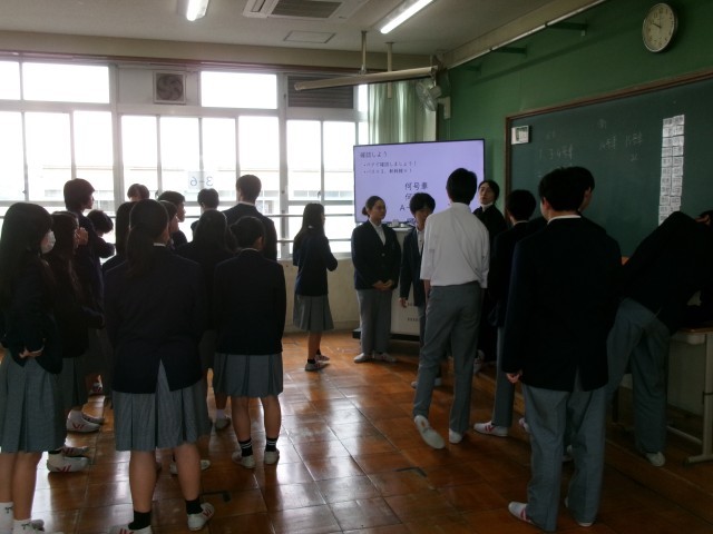 生徒が乗車座席を確認する様子