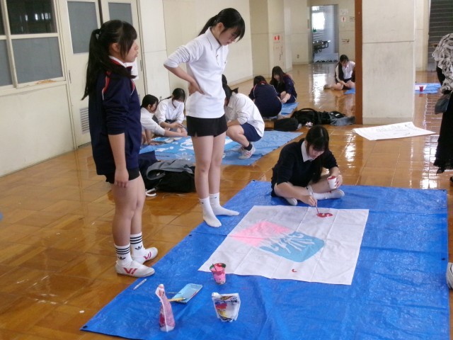 生徒が布地に着色する様子