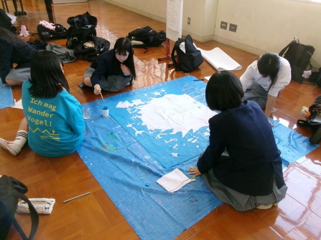 生徒が布地に着色する様子