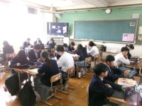 生徒が発表前のまとめをする様子