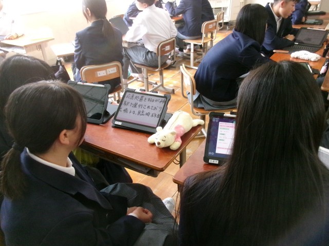 班になり生徒が交流する様子