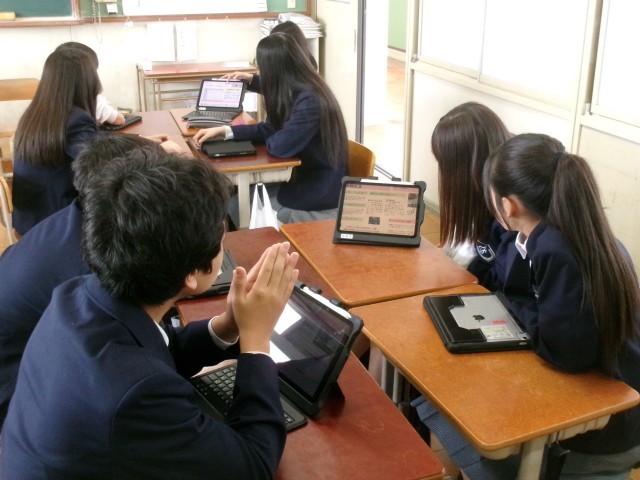 生徒が発表している様子