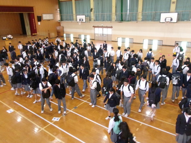新幹線の乗車隊形を練習する様子