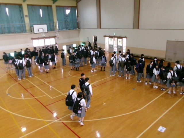 新幹線の乗車練習をする様子