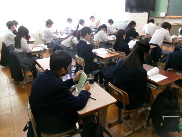 しおりを綴じる生徒の様子