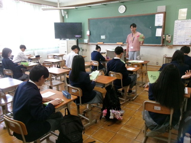 しおりを読み合わせる生徒の様子