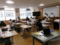 評議員より議案書について説明をする様子