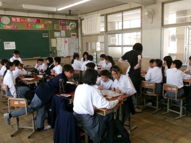 グループになり学級討議をする様子