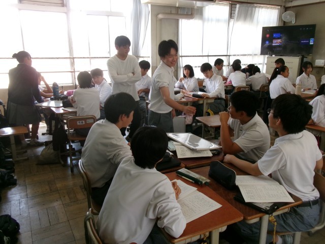 グループになり学級討議をする様子