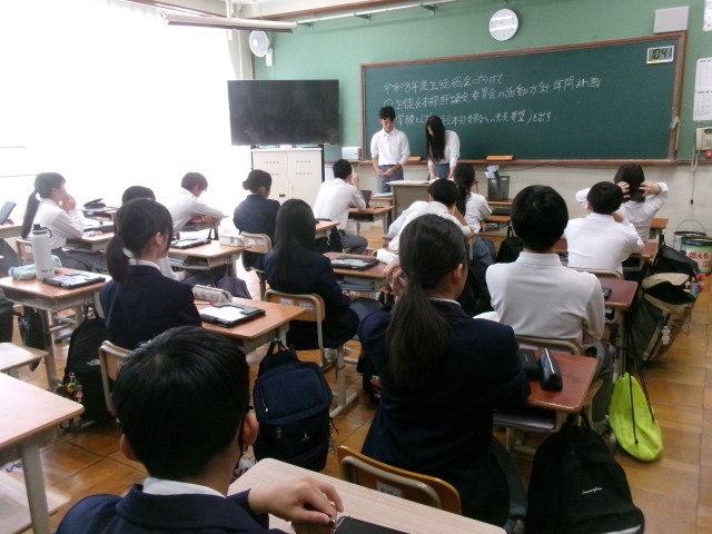 評議員より議案書について説明をする様子