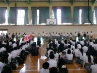 修学旅行委員を紹介する様子