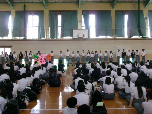 修学旅行委員を紹介する様子