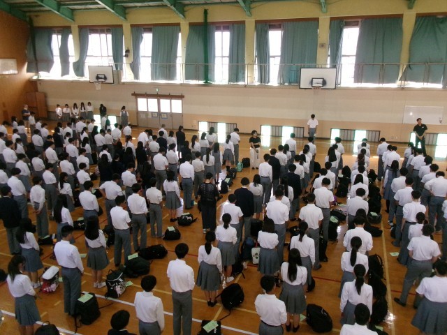 黙禱を練習する様子