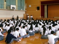 司会担当の生徒が挨拶する様子