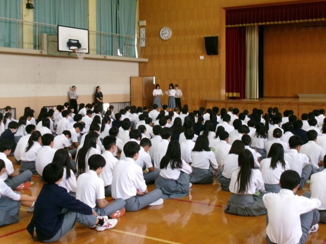 司会担当の生徒が挨拶する様子
