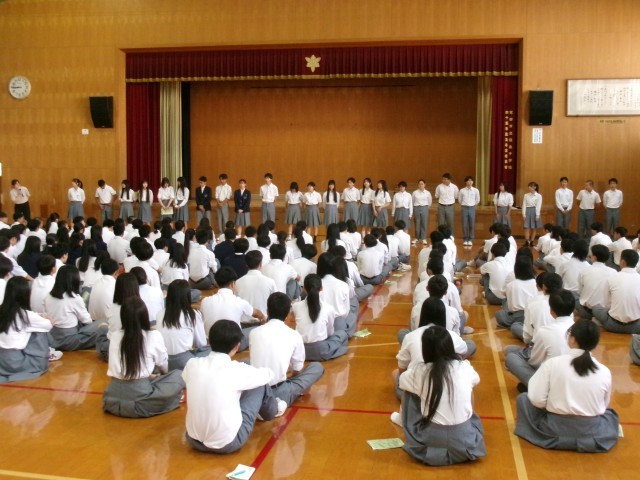 修学旅行委員をねぎらう様子