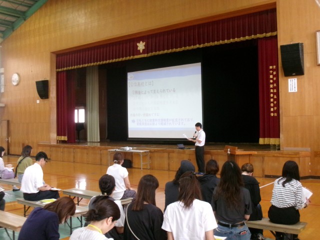 公立高等学校の先生が説明をする様子