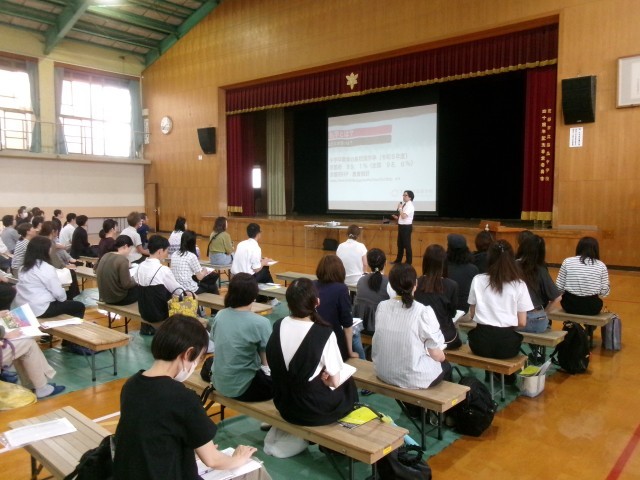 私立高等学校の先生が説明をする