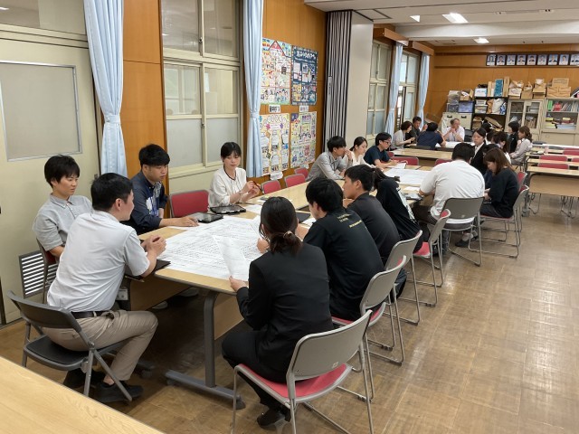 実地研修について教職員が討議する様子