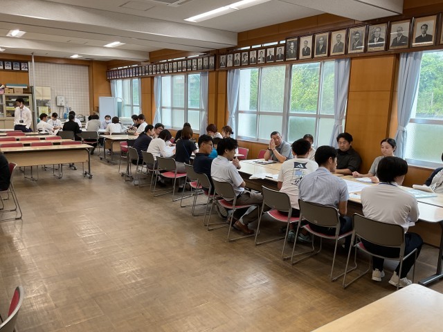 実地研修について教職員が討議する様子