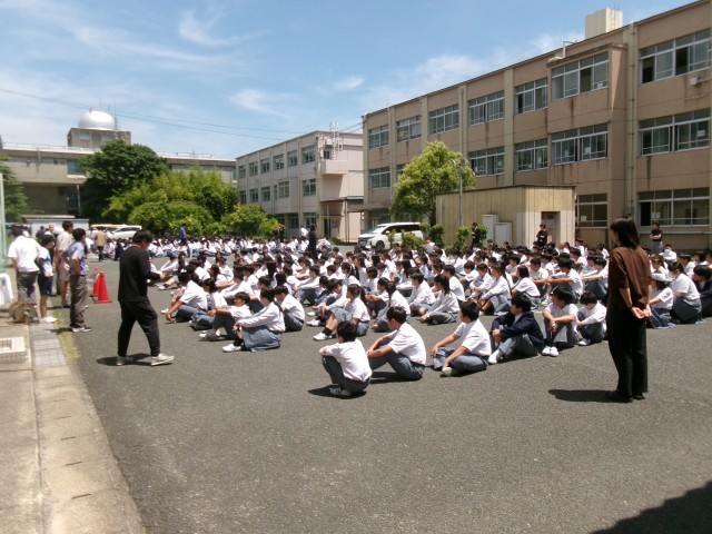 １・２年生が避難する様子