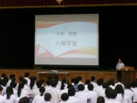 担当の先生がお話をする様子