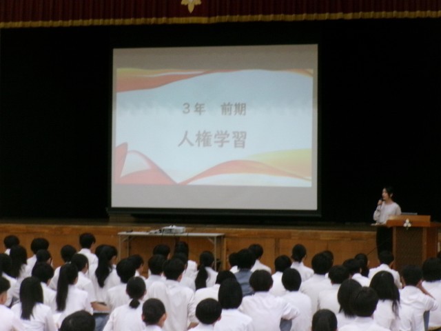 担当の先生がお話をする様子