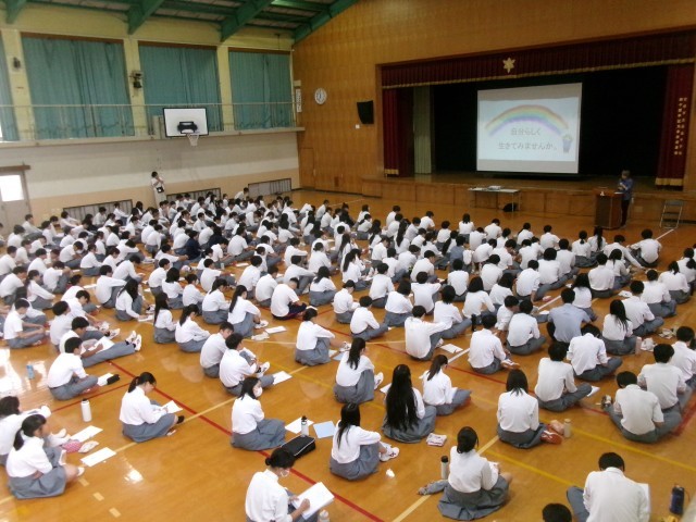生徒が講演を聞き終える様子