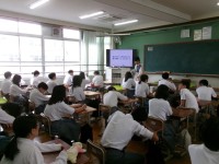 担任の先生がスライドで説明する様子