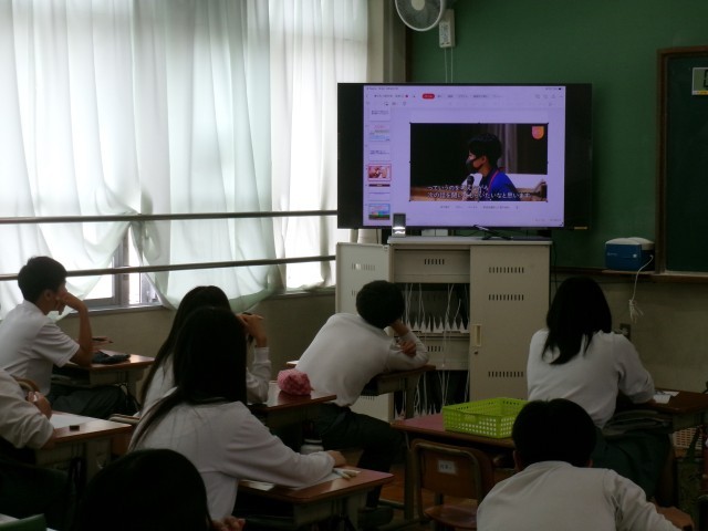 生徒がテレビの映像を観る様子