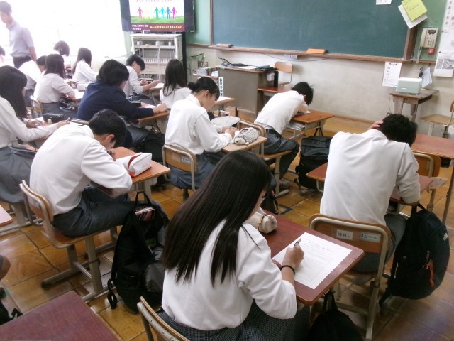 生徒が感想を書く様子