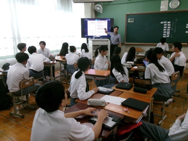 生徒が事後学習の説明を聞く様子