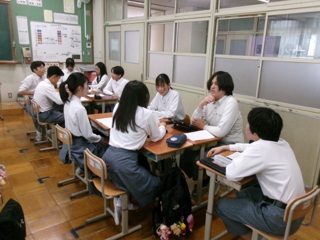 生徒が班になってテーマを決める様子