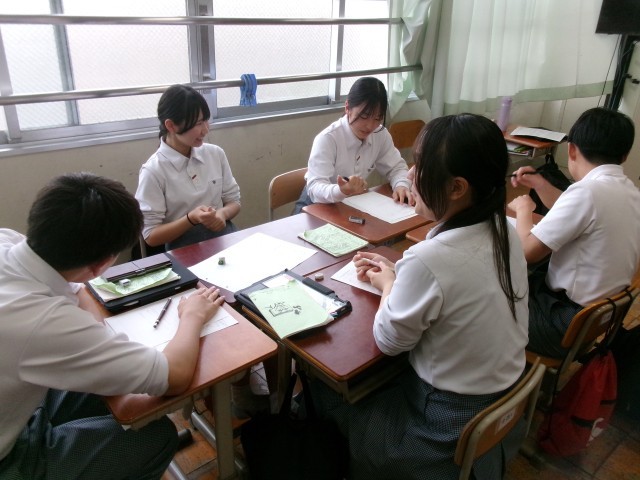 生徒が話し合いをしてテーマを決める様子