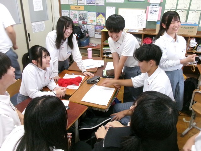 生徒が話し合いをしてテーマを決める様子