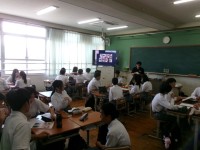 生徒が修学旅行の事後学習に取り組む様子