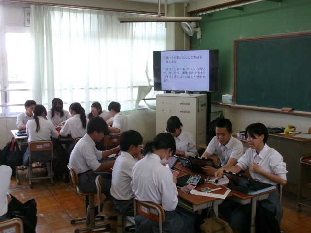 生徒が班で学習を進める様子