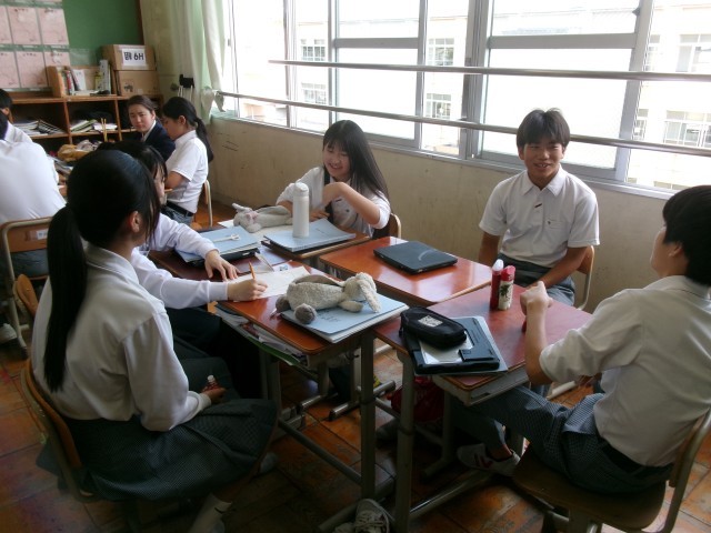 生徒が班で学習を進める様子