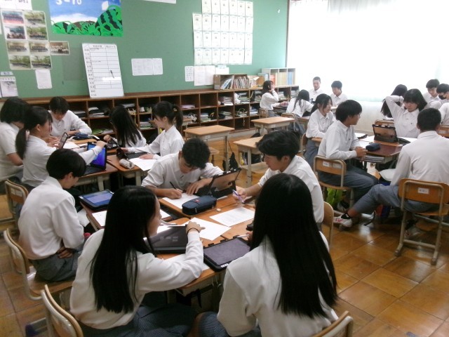生徒が班で学習を進める様子