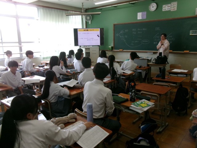 先生が進路選択について話をする様子