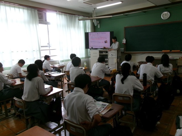 先生が進路選択について話をする様子