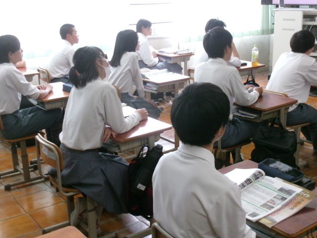 生徒が先生の話を聞く様子
