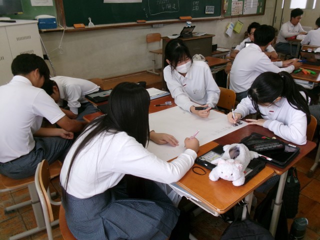 生徒がポスターを作成する様子