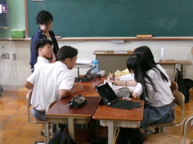 生徒がポスターを作成する様子