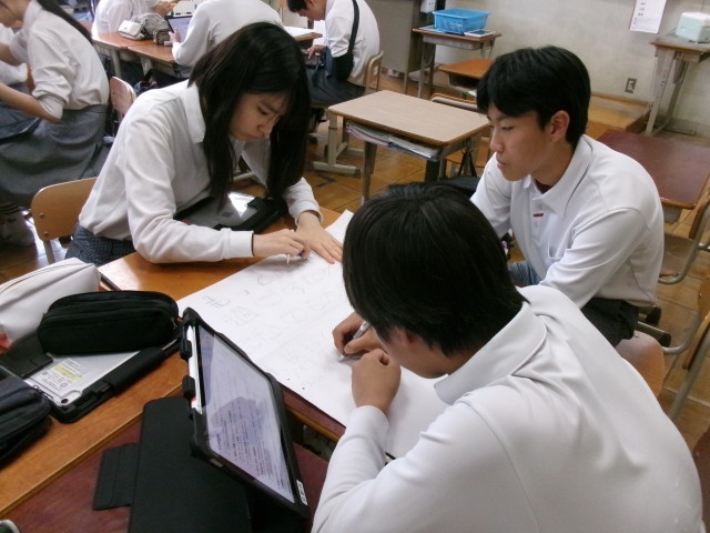 生徒がポスターを作る様子
