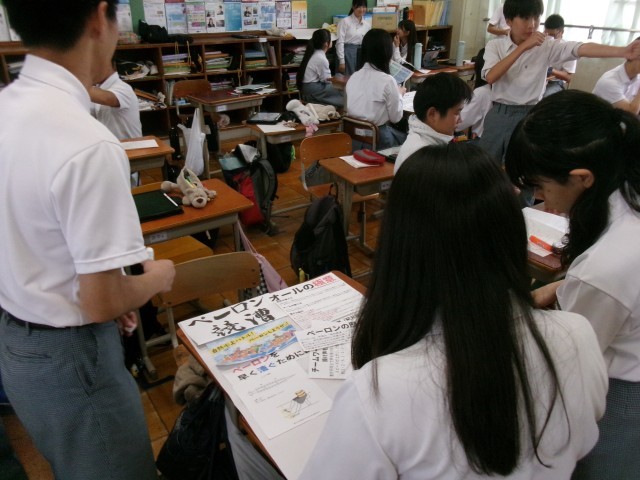 生徒がポスターを作る様子