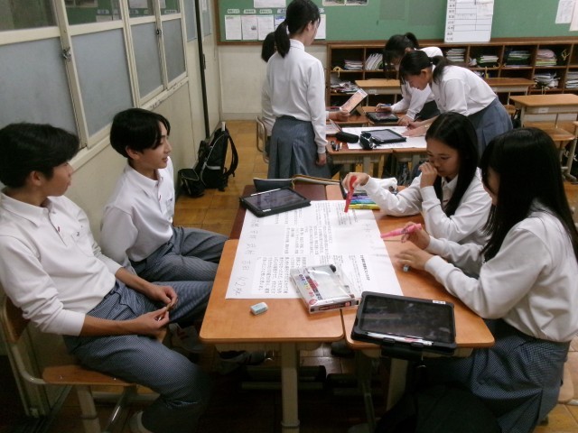 生徒がポスターを作る様子