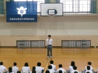 生徒会本部の代表が挨拶する様子