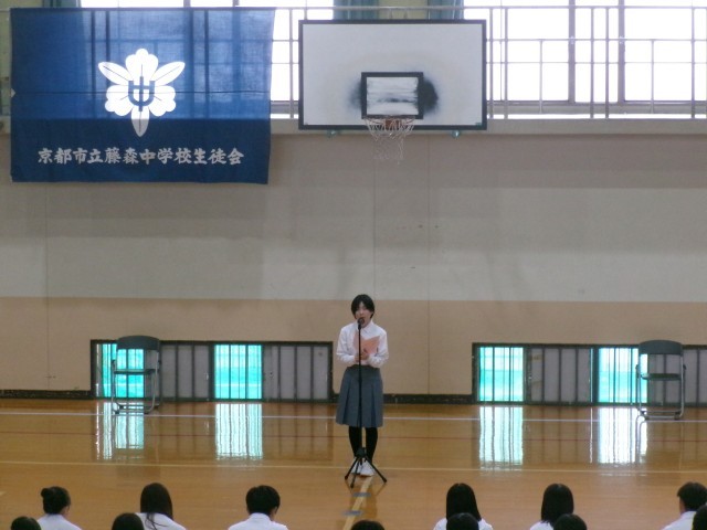 生徒の代表が要望に返答する様子